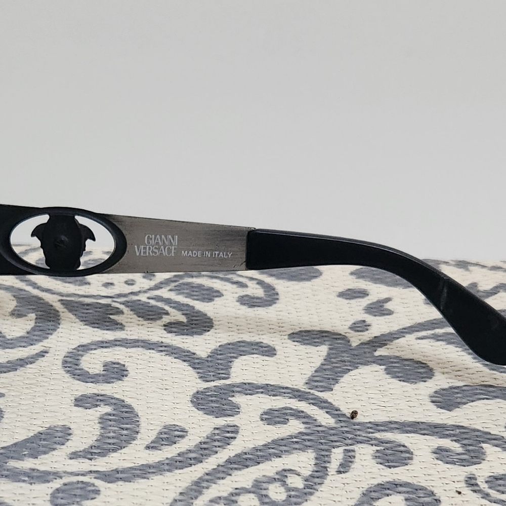 Vintage Versace 90's Sunglasses and MEDUSA CASE - Picture 5 of 11